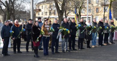 🇺🇦 З нагоди Дня Соборності України представники Ізмаїльської райдержадміністрації долучилися до церемонії покладання квітів до пам’ятника Тарасу Шевченку — духовному символу української нації, чиє слово й сьогодні надихає на єднання, боротьбу та віру в Україну. 🇺🇦 З нагоди Дня Соборності України представники Ізмаїльської райдержадміністрації долучилися до церемонії покладання квітів до пам’ятника Тарасу Шевченку — духовному символу української нації, чиє слово й сьогодні надихає на єднання, боротьбу та віру в Україну.