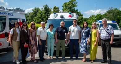Ще 4 громади Одещини отримали сучасні автомобілі для мобільних медичних бригад від Українського Червоного Хреста.